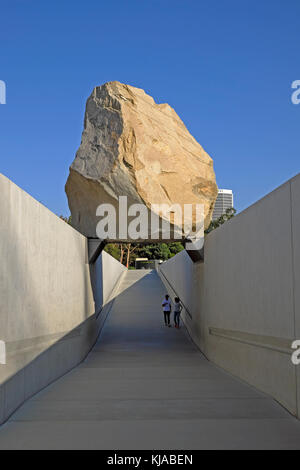Les gens de marcher sous 'fit léviter Mass' sculpture par l'artiste Michael Heizer au LACMA le Los Angeles County Museum of Art de la California KATHY DEWITT Banque D'Images