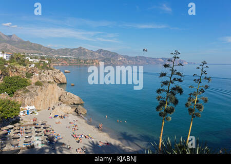 Nerja, Costa del sol, la province de Malaga, Andalousie, Espagne du sud. Vue sur la plage de Calahonda à l'autre au-delà. Banque D'Images