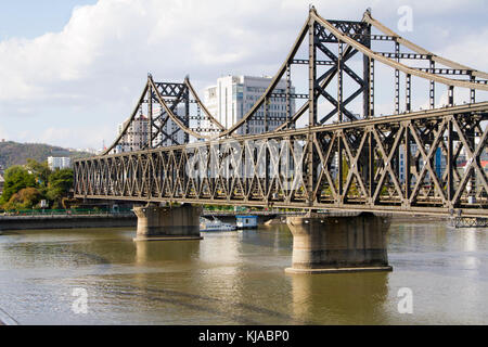 Le pont de l'amitié sino-coréenne sur le fleuve Yalou dandong en face de sinuiju la Corée du Nord. Banque D'Images