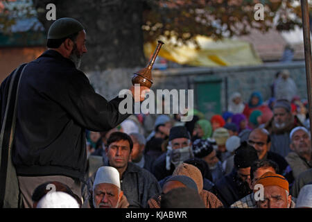 L'Inde. 21 nov, 2017. un musulman du Cachemire saupoudre l'eau de rose sur les dévots musulmans à l'extérieur du sanctuaire de khwaja naqshband le 22 novembre 2017 à Srinagar, la capitale d'été de le Cachemire sous administration indienne, l'Inde. Des milliers de fidèles de partout au cachemire convergent vers le sanctuaire de khwaja naqshband sahib, au centre-ville de Srinagar à participer à la prière en assemblée annuelle appelée 'khawja digar' sur la 3e de rabi-ul-awal, le troisième mois du calendrier islamique : crédit umer asif/pacific press/Alamy live news Banque D'Images