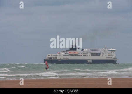 Une fois dans l'actualité pour les migrations, Sangatte, Pais de Calais, France est une ville côtière française tranquille de guerre avec l'archéologie et la bonne eau sports plages. Banque D'Images