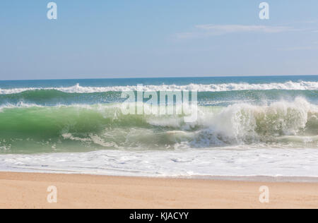 Matériel roulant dans les vagues sur une plage d'East Hampton dans East Hampton, ny Banque D'Images