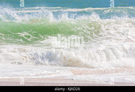 Matériel roulant dans les vagues sur une plage d'East Hampton dans East Hampton, ny Banque D'Images