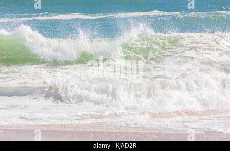 Matériel roulant dans les vagues sur une plage d'East Hampton dans East Hampton, ny Banque D'Images