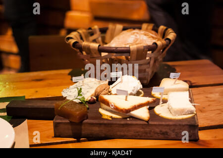 Assiette de fromage du fromage asturien : cabrales, afuega'l pitu, riegu, fromage au lait de brebis, fromage fumé Banque D'Images