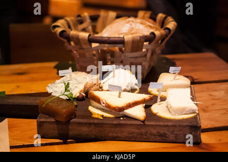 Assiette de fromage du fromage asturien : cabrales, afuega'l pitu, riegu, fromage au lait de brebis, fromage fumé Banque D'Images