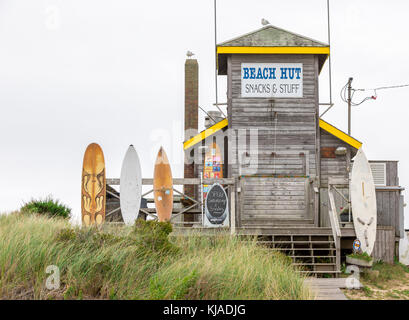 Cabane de plage en-cas et des choses à un côté de l'océan plage de long island, ny Banque D'Images