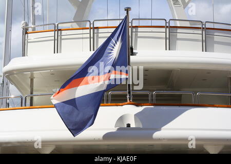 Yachts et bateaux des super-riches amarré au par dans le port de Gênes, en Italie. Banque D'Images