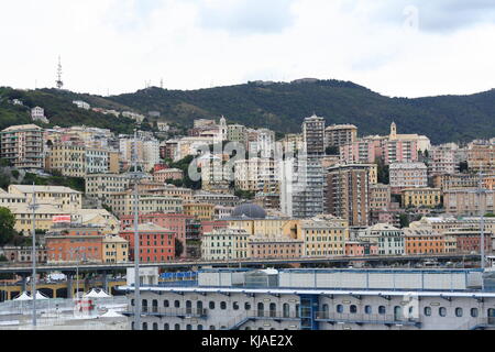 La vue de la ville de Gênes en Italie, à partir du port. Banque D'Images