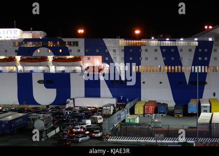 Un ferry géant GNV Lines dans le port de Gênes, en Italie, la nuit, prêt à mettre les voiles vers l'eau de mer libre. Banque D'Images