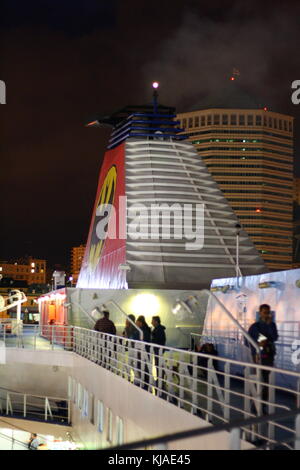 Un ferry géant moby lignes dans le port de Gênes, en Italie, la nuit, prêt à mettre les voiles vers l'eau de mer libre. Banque D'Images