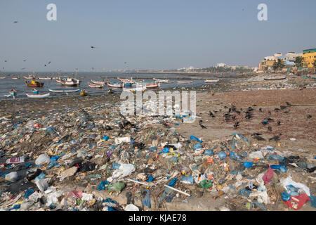 Les déchets plastiques et autres déchets couvre la plage de danda village, Mumbai Banque D'Images