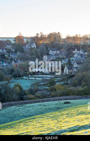 Plus de gel au petit matin au lever du soleil village Snowshill à la fin de l'automne. Snowshill, Cotswolds, Gloucestershire, Angleterre Banque D'Images