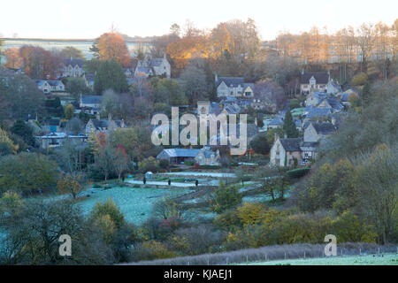 Plus de gel au petit matin au lever du soleil village Snowshill à la fin de l'automne. Snowshill, Cotswolds, Gloucestershire, Angleterre Banque D'Images