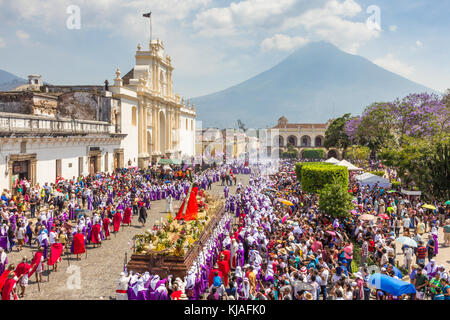 Procession passant à la place principale et à la cathédrale | Antigua | Guatemala Banque D'Images