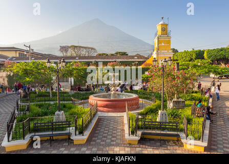 Hôtel de ville tour à la place principale avec vue sur le volcan Agua en arrière-plan | Ciudad Vieja | Guatemala Banque D'Images