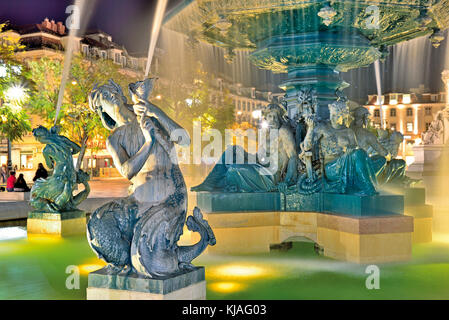 Fontaine illuminée nocturne avec des figures mytholiques Banque D'Images