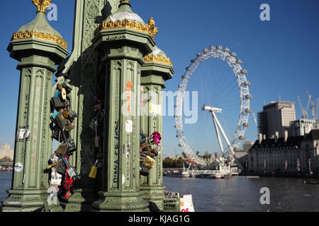 'Amour' cadenas sur le pont de Westminster Londres Angleterre victorienne attaché à un lampadaire avec l'écriture et l'écriture Graffiti. Banque D'Images