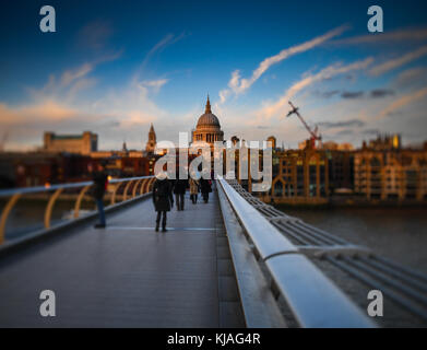 Cathédrale St Paul les balles d'un Tilt Shift lens vu du pont du Millénaire baignée de lumière dorée au coucher du soleil au-dessus de Londres en Angleterre. Banque D'Images