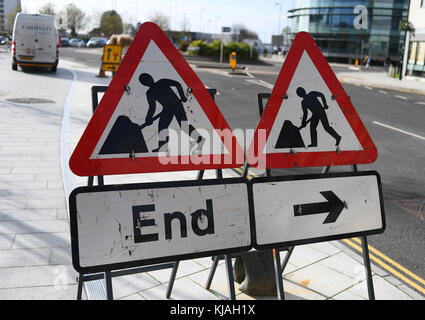 Les travaux de voirie de la signalisation routière avec le mot fin sur le côté de la route Banque D'Images
