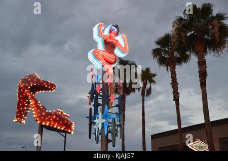 Enseignes au néon, une chaussure et une showgirl, dans la région de Fremont street las vegas nevada usa Banque D'Images