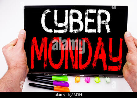 Cyber Monday texte écrit sur tablette, ordinateur dans le bureau avec le marqueur, stylo, papeterie. concept d'entreprise pour magasin de vente en ligne de fond blanc w Banque D'Images