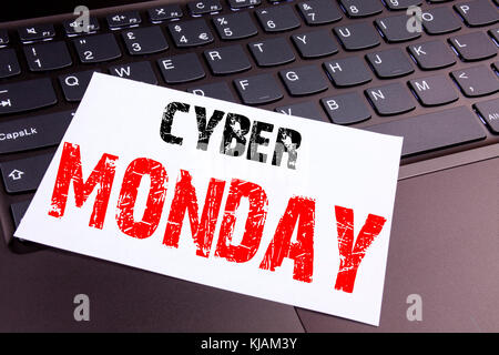 L'écriture de texte Cyber Monday, faite au bureau sur un ordinateur portable Clavier. concept d'entreprise pour magasin de vente commode atelier sur le bac noir Banque D'Images