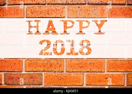 Texte d'annonce conceptuelle inspiration de légende montrant Happy 2018. Concept d'affaires pour la célébration de vacances écrit sur fond de briques anciennes avec spa Banque D'Images