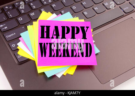 Texte écrit happy weekend fait au bureau sur un ordinateur portable Clavier. business concept pour maison de vacances célébration journée Atelier sur la b Banque D'Images