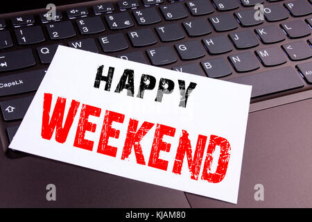 Texte écrit happy weekend fait au bureau sur un ordinateur portable Clavier. business concept pour maison de vacances célébration journée Atelier sur la b Banque D'Images