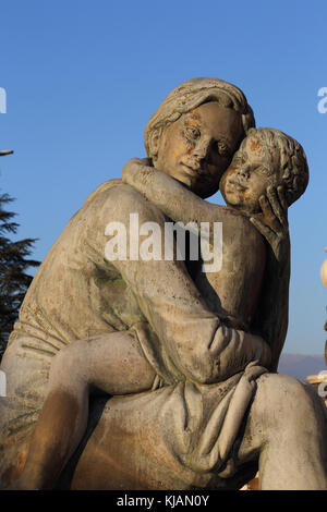 La figure de femme avec enfant à la base de fontaine des mères de Macédoine à la rébellion Karpos Square à Skopje, Macédoine Banque D'Images