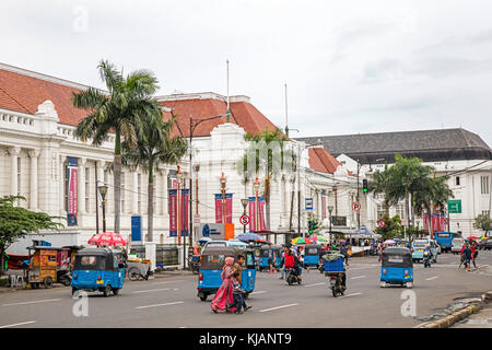 Pousse-pousse automatique / bajays / bajajs en face du musée de la banque d'Indonésie à Jakarta, vieille ville, java, Indonésie Banque D'Images