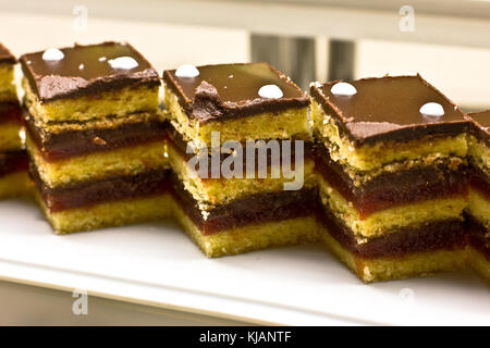 Biscuit chocolat gâteau sur la plaque blanche Banque D'Images