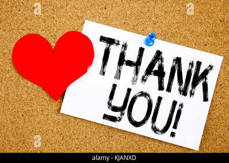 Conceptuel écriture manuscrite légende inspiration montrant Merci concept pour donner gratitude apprécier message et amour écrit sur note collante, Re Banque D'Images