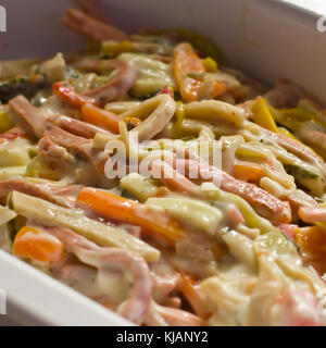 Salade italienne avec les légumes cuits et le jambon à la mayonnaise Banque D'Images