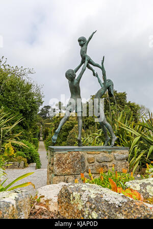 'Enfants Tresco' une sculpture de David Wynne à Tresco Abbey Gardens, Tresco, Îles Scilly, Angleterre, RU Banque D'Images