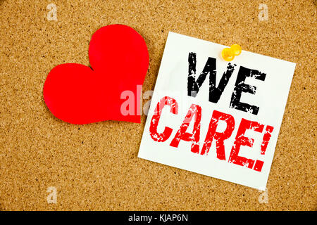 Écriture manuscrite conceptuelle légende inspiration montrant We Care concept pour Career assistance Helpline et Love écrit sur note autocollante, bouchon de rappel Banque D'Images