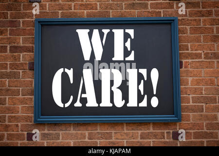 Écriture manuscrite conceptuelle légende inspiration montrant l'annonce We Care. Concept commercial pour le service d'assistance professionnelle écrit sur l'ancien cadre Banque D'Images