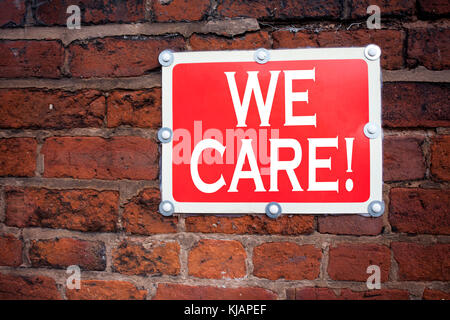 Écriture manuscrite légende inspiration montrant We Care concept signification Career assistance Helpline écrit sur un ancien panneau routier d'annonce avec arrière-plan Banque D'Images