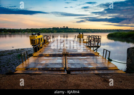 Tôt le matin, traversée en ferry sur le Nil à Murchison Falls national park dans l'Ouganda. Dommage que ce lieu est menacé par les compagnies de forage Banque D'Images