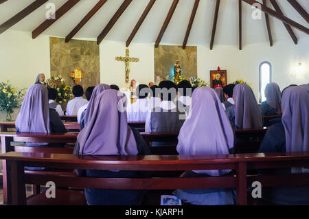 Moniales priant à un service religieux dans la matinée. L'Ordre des moniales oblates chargé de mission Amérique adoptions internationales. Cochabamba, Bolivie. Banque D'Images