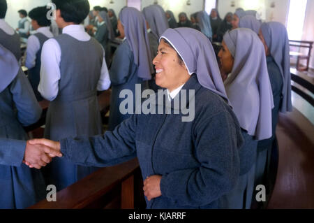 Moniales priant à un service religieux dans la matinée. L'Ordre des moniales oblates chargé de mission Amérique adoptions internationales. Cochabamba, Bolivie. Banque D'Images