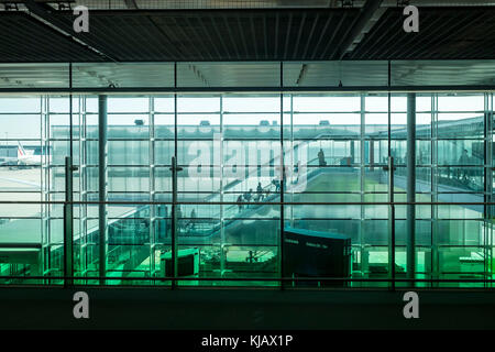 Les passagers à pied dans l'aérogare à l'aéroport Paris Charles de Gaulle, l'aéroport de Roissy, aka en france. Banque D'Images