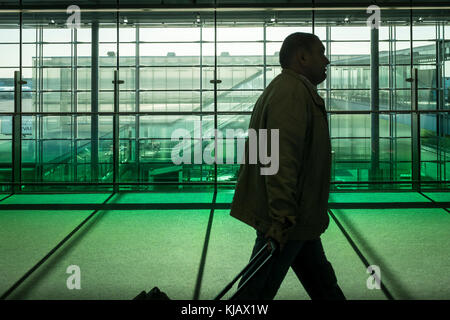 Les passagers à pied dans l'aérogare à l'aéroport Paris Charles de Gaulle, l'aéroport de Roissy, aka en france. Banque D'Images