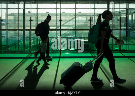 Les passagers à pied dans l'aérogare à l'aéroport Paris Charles de Gaulle, l'aéroport de Roissy, aka en france. Banque D'Images