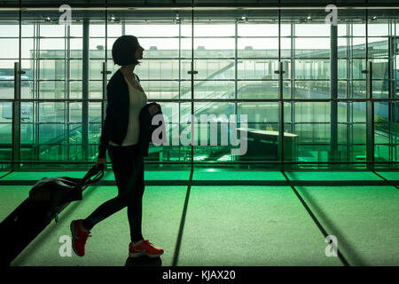 Les passagers à pied dans l'aérogare à l'aéroport Paris Charles de Gaulle, l'aéroport de Roissy, aka en france. Banque D'Images