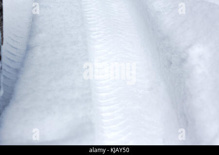 Trail de roue dans la neige fraîche . Banque D'Images