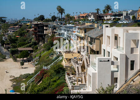 Newport Beach, Californie. Le quartier de Corona Del Mar. Des maisons Chères bordent la plage le long de l'océan Pacifique. Banque D'Images