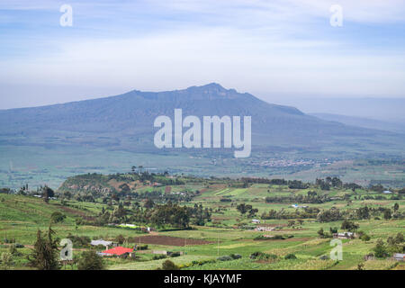 Le mont Longonot dans de lointaines haze pendant la saison des pluies avec les terres agricoles et la campagne ci-dessous, le Kenya, l'Afrique de l'Est Banque D'Images
