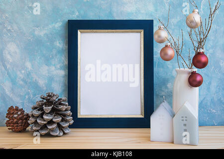Cadre doré bleu maquette nouvelle année Noël cône de pin boules colorées sur arbre branche chambre mur couleur pastel bougies espace vide pour lettrage citations Banque D'Images